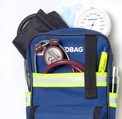 Тонометр в большом кармане сумки. Стетоскоп в плоском кармане. Тонометр в большом кармане сумки. Стетоскоп в плоском кармане.